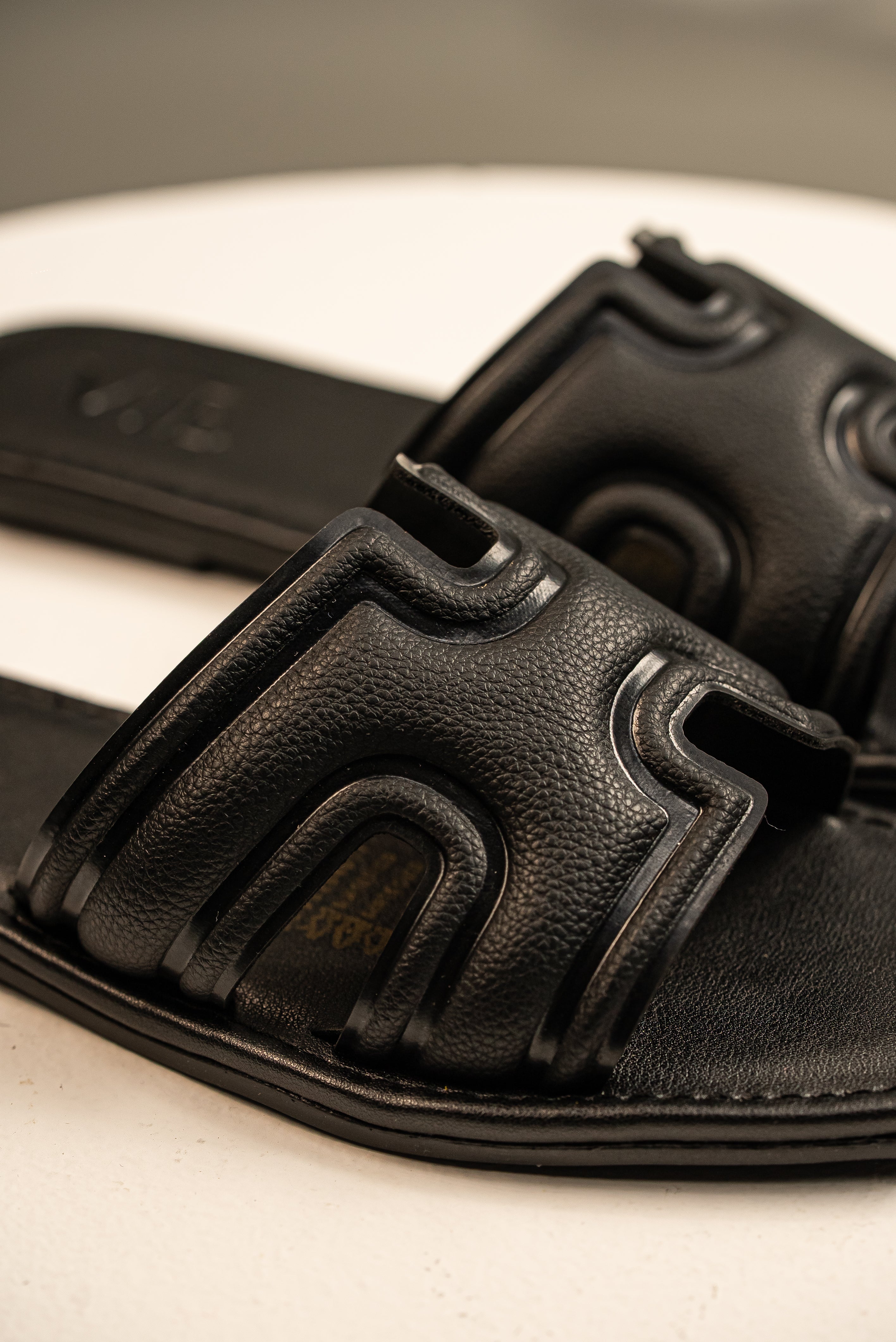 Sandalia Ícono Negro