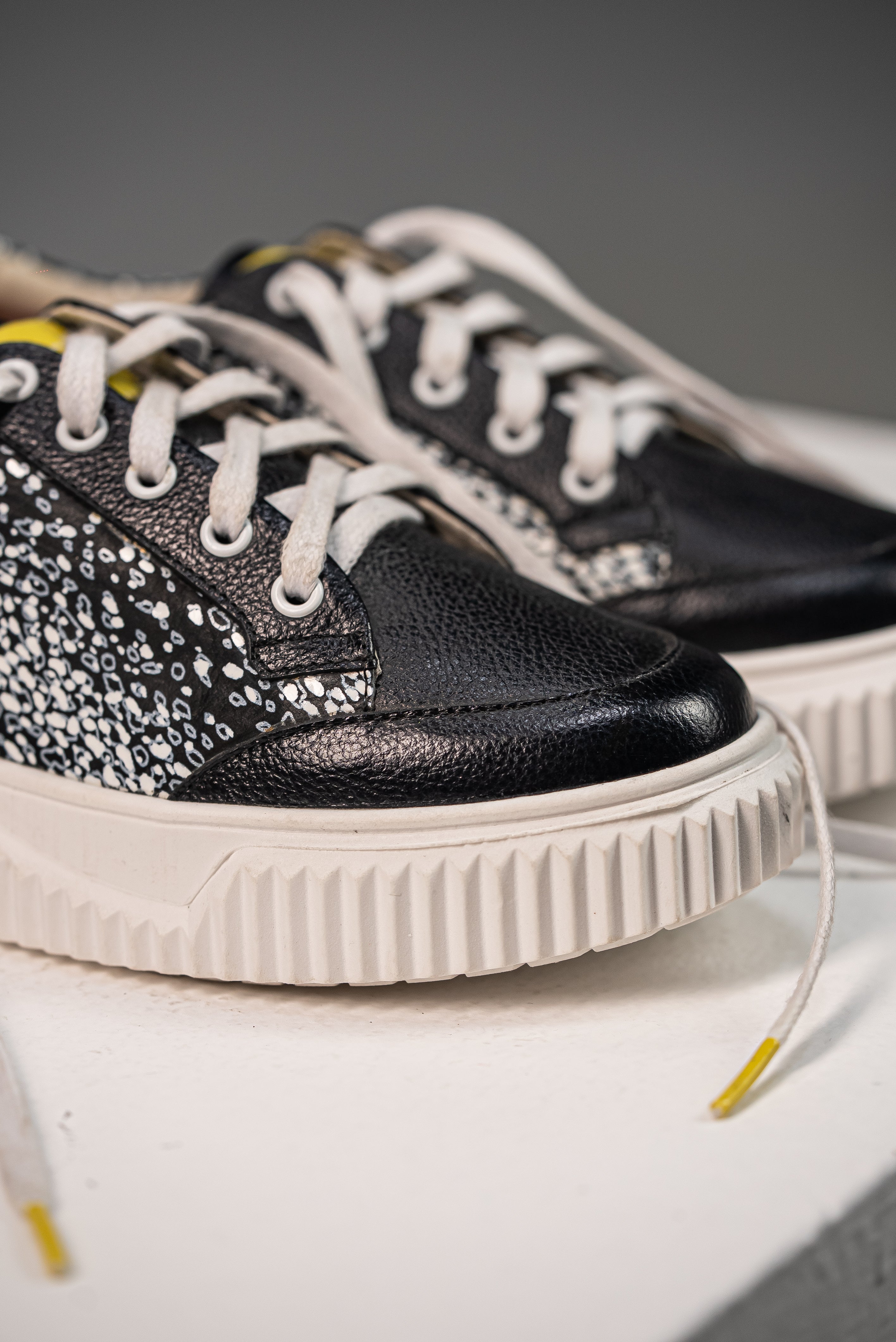 Zapatillas Urbanas en Cuero Negro