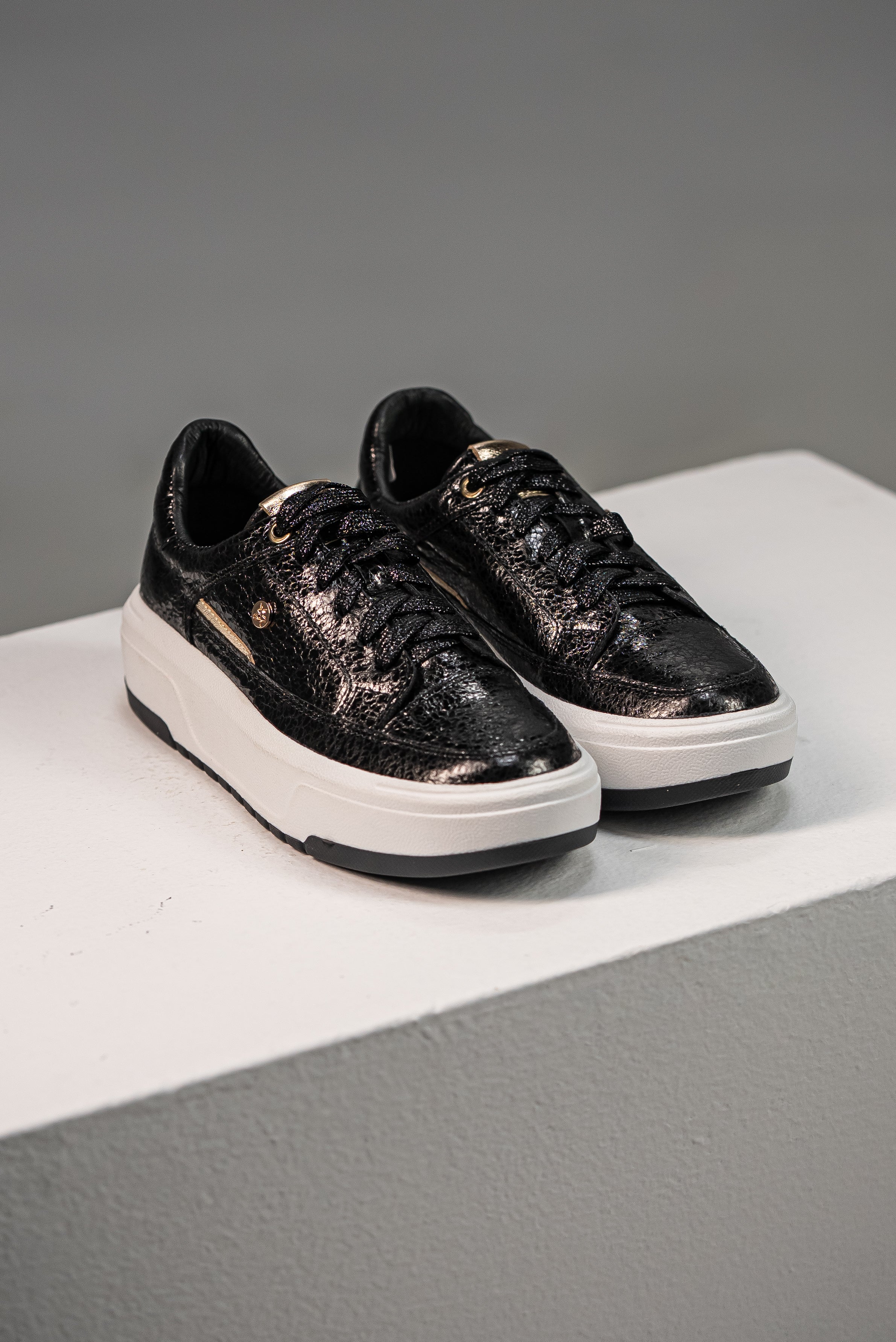 Tenis Plataforma Noir Brillo