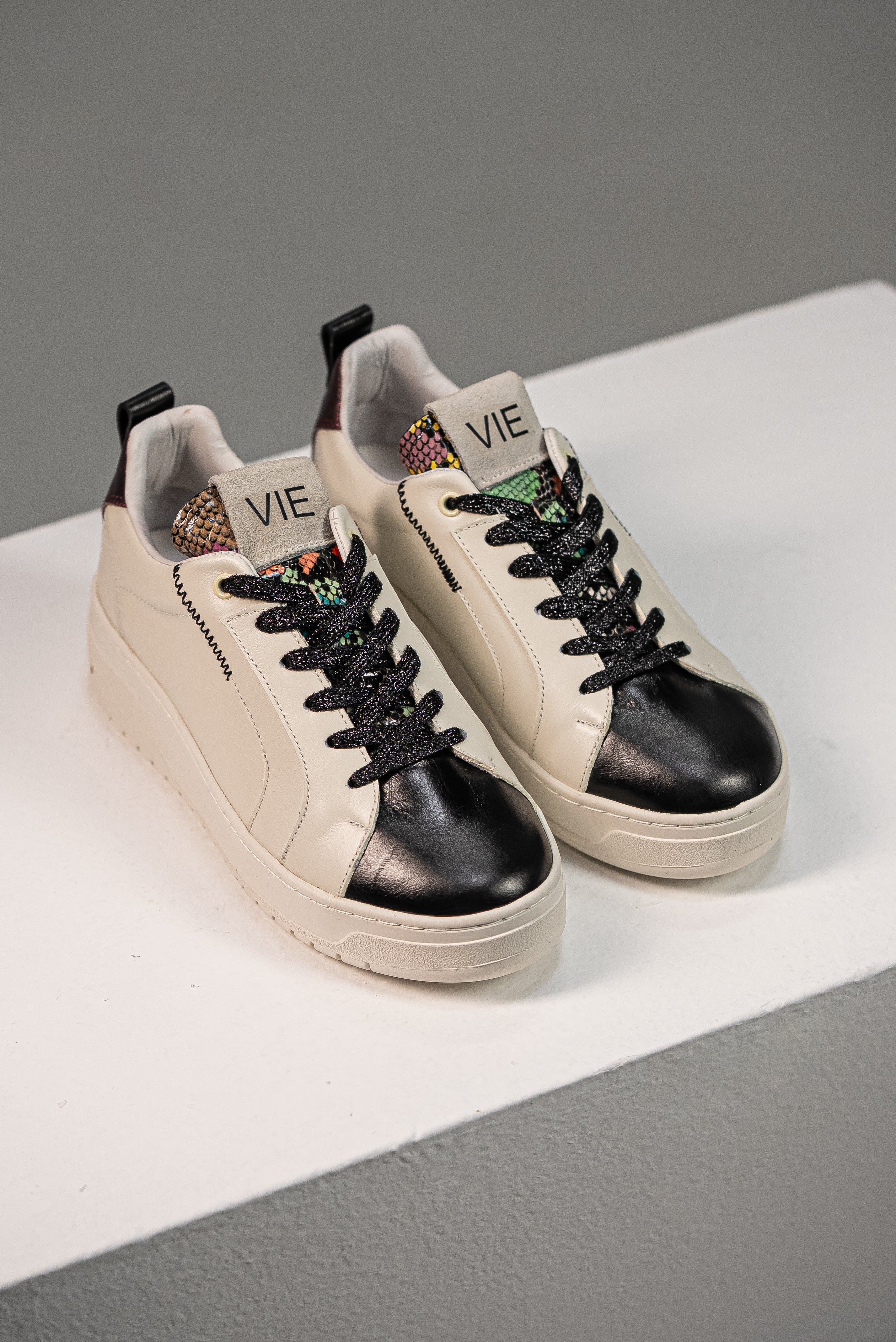 Zapatilla Chic Crema y Vino