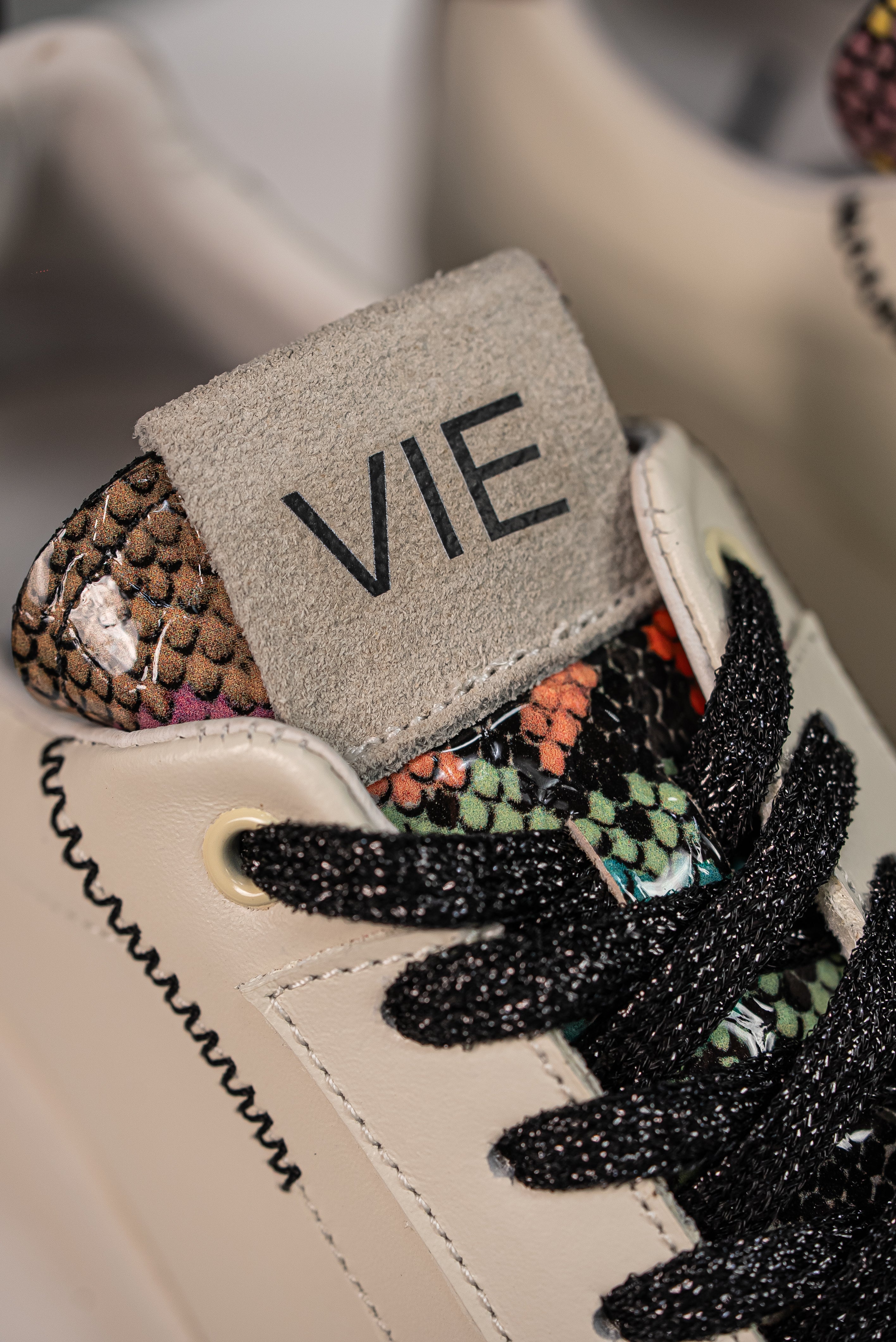 Zapatilla Chic Crema y Vino