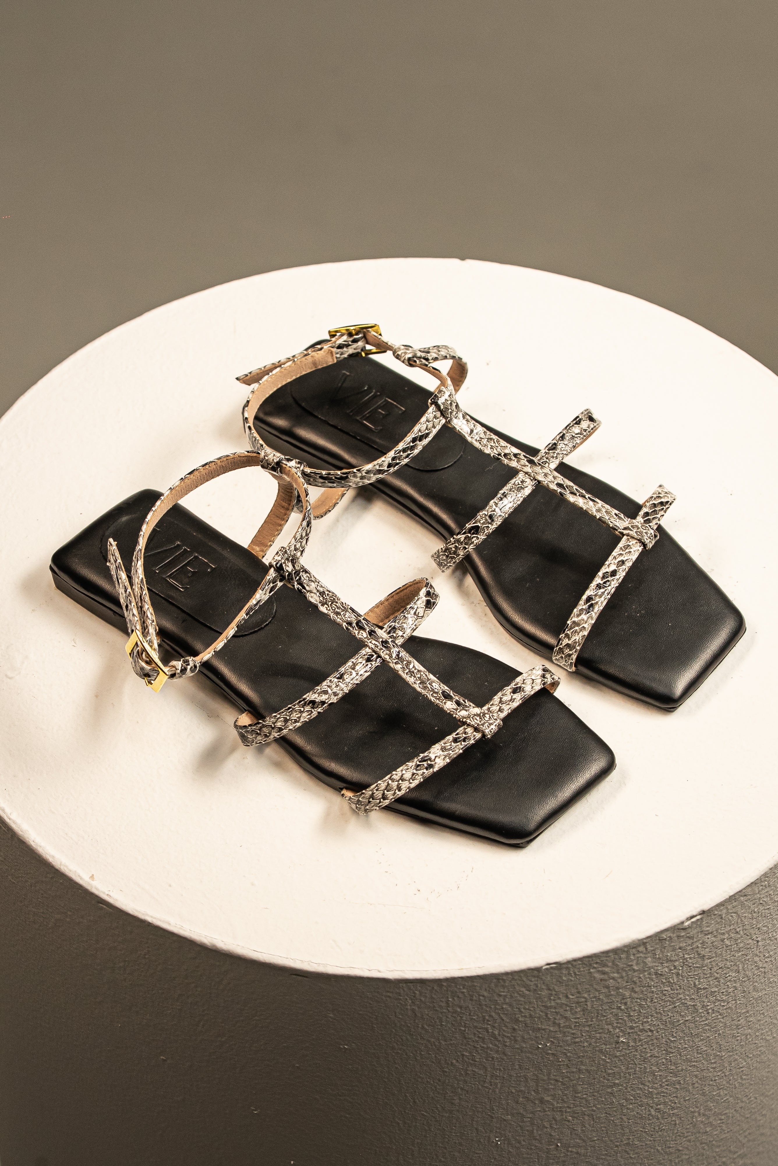 Sandalia Strappy Viper Gris