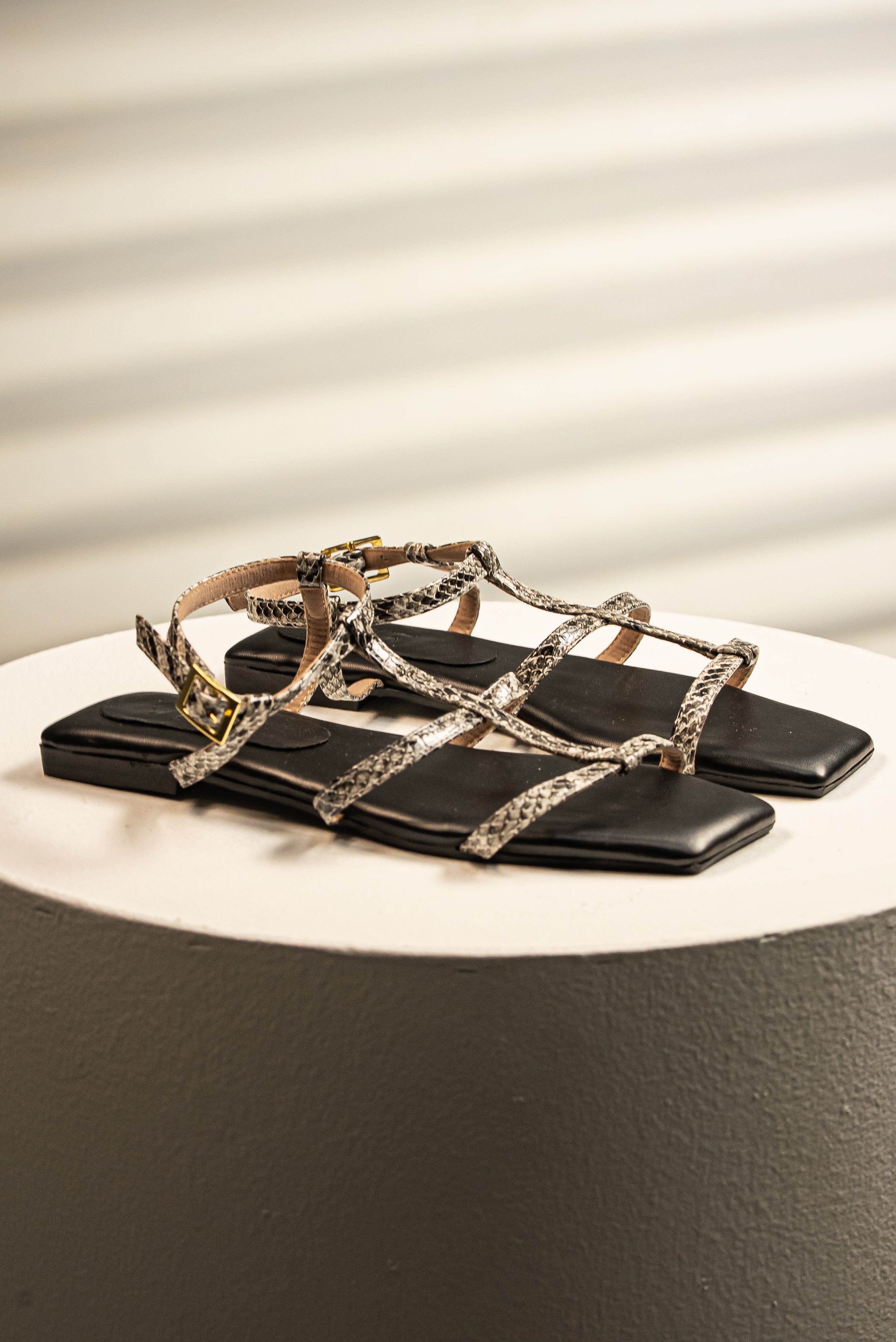 Sandalia Strappy Viper Gris